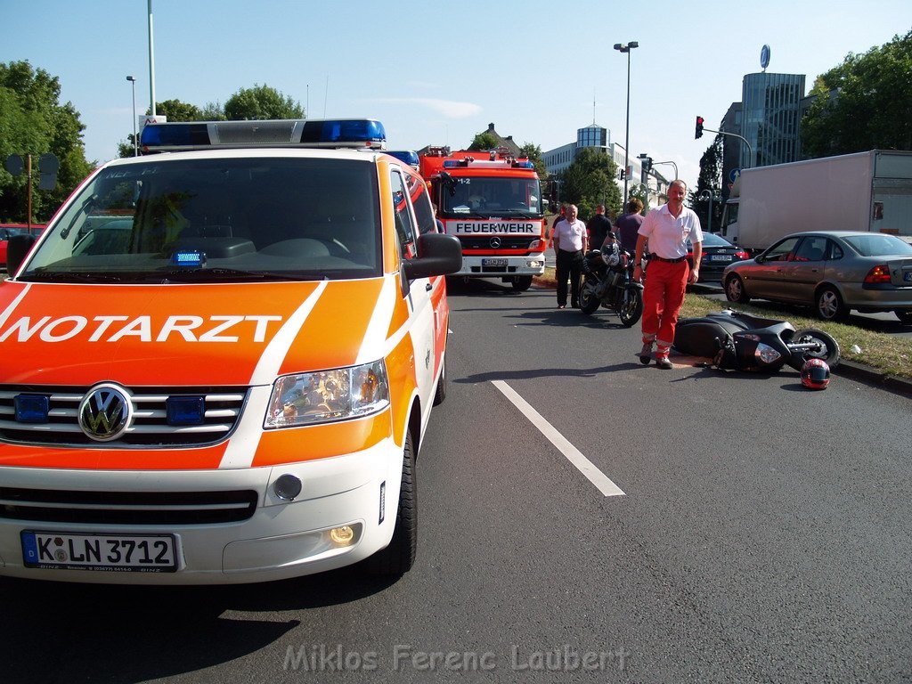 VU Roller PKW Koeln Riehlerstr Amsterdamerstr P36.JPG